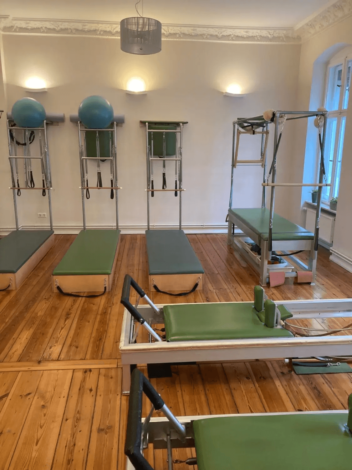 Reformer, Tower-Einheiten und Gymnastikbälle im Studioraum von ToBe Pilates