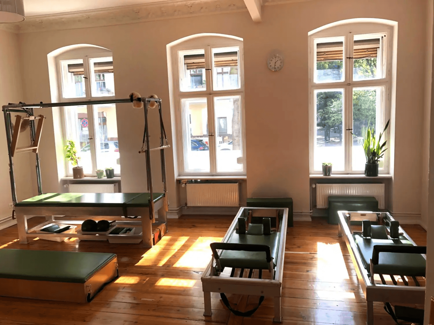 Weiter Studioraum von ToBe Pilates mit Cadillac/Tower, Reformern und hohen Altbaufenstern